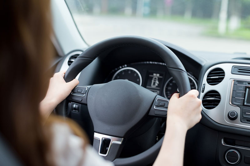¿Qué hábitos de manejo afectan su tasa de seguro de auto en Florida?